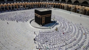 Suudi Arabistan: Kabe'ye yüz sürmek yasak
