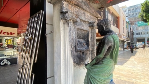 Antalya'da Roma figürlü heykel benzinle yakıldı