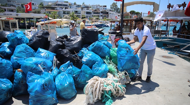 Belediye, Bodrum koylarında temizlik yaptı