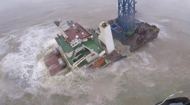 Hong Kong'da bir gemi fırtınada ikiye bölündü