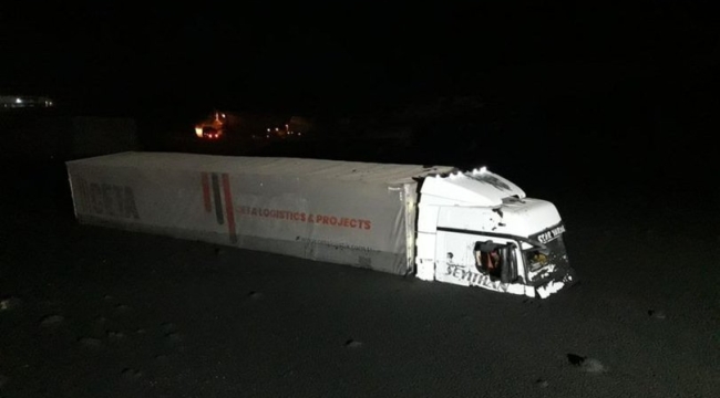 Gaziantep'te atık su yola taştı: Ulaşım durdu