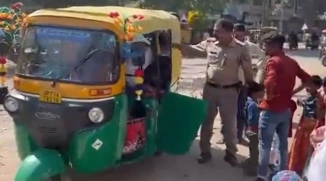 Hindistan'da 3 kişilik araca 27 kişi bindi