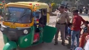 Hindistan'da 3 kişilik araca 27 kişi bindi