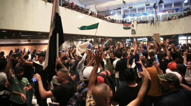 Irak'ta Sadr yanlıları yine meclis binasını bastı