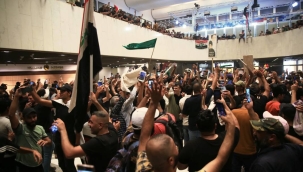 Irak'ta Sadr yanlıları yine meclis binasını bastı