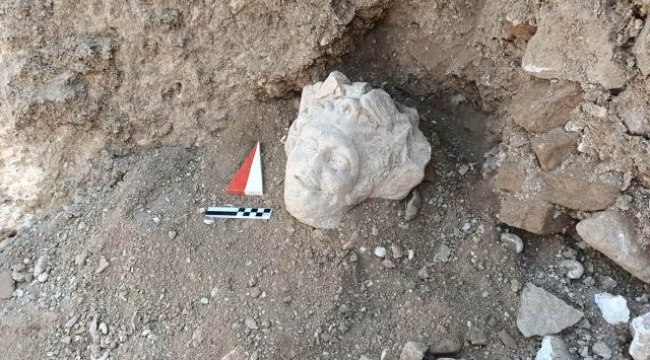 İzmir'de 1800 yıllık heykel parçası bulundu