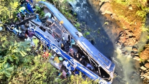 Kenya'da yolcu otobüsü nehre düştü