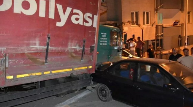 Kırıkkale'de freni boşalan kamyon 9 araca çarptı