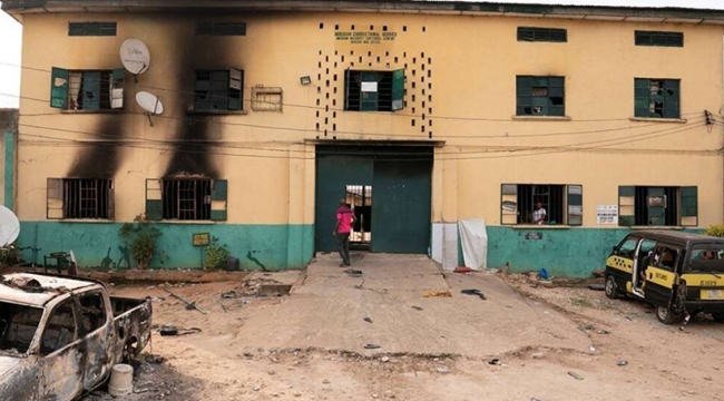 Nijerya'da yaklaşık 900 mahkum firar etti