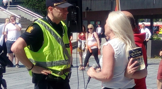 Norveç'te İslam karşıtları Kuran-ı Kerim yaktı