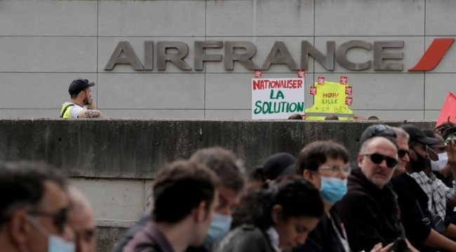 Paris'te havalimanı çalışanları grev yaptı 