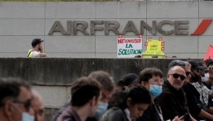 Paris'te havalimanı çalışanları grev yaptı 