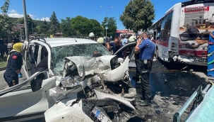 Samsun'da otomobil, belediye otobüsüne çarptı