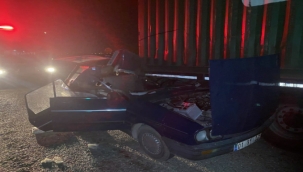 Adana'da otomobil tıra çarptı: 1 ölü, 4 yaralı