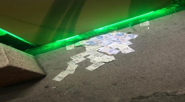 Çaycuma'da ATM'ye yüklenen para sokağa saçıldı