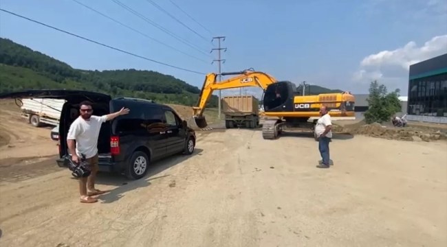 Düzce'de kepçeyle düğün konvoyunun önü kesildi