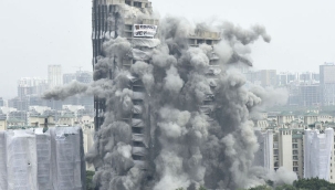 Hindistan'da 100 metrelik 2 kaçak gökdelen yıkıldı