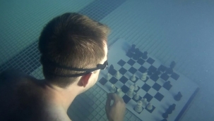 İngiltere'de su altında satranç turnuvası yapıldı