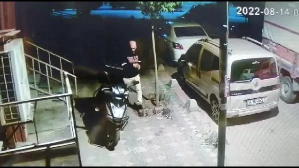 İstanbul'da motokuryeden hırsıza uçan tekme