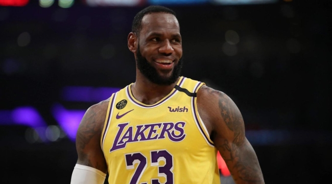 Lebron James 2 yıl daha Lakers'ta oynayacak