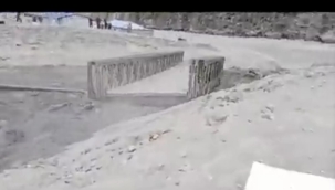 Pakistan'da köprü sel sularına kapıldı