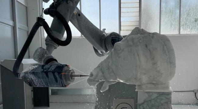 Tarihi heykel, robot ile bire bir kopyalandı