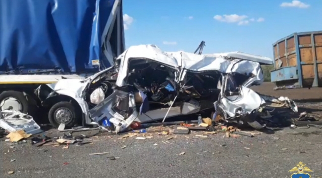 Rusya'da iki kamyon minibüse çarptı: 16 ölü var