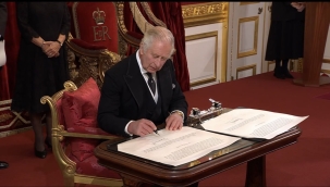 III. Charles, resmen İngiltere Kralı ilan edildi