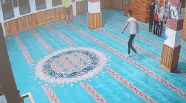 Antalya'da kazmayla camiye giren turiste sınır dışı
