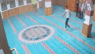 Antalya'da kazmayla camiye giren turiste sınır dışı