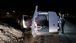 Bursa'da hırsızlar kargo aracını çaldı