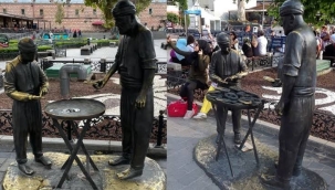 Eminönü'nde simitçi heykelinin simitleri çalındı