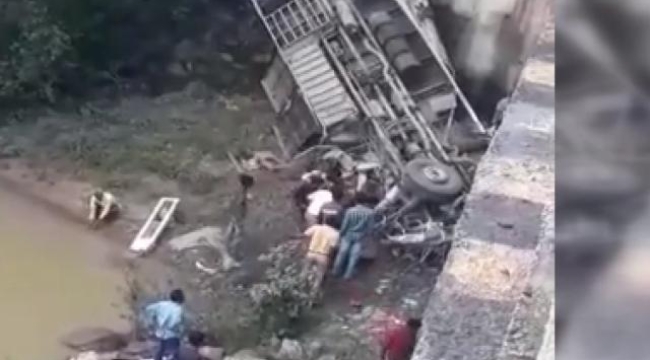 Hindistan'da otobüs nehre uçtu: 7 ölü, 22 yaralı 
