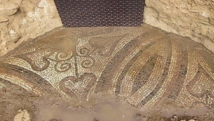İzmir'de 2 bin yıllık mozaik ele geçirildi