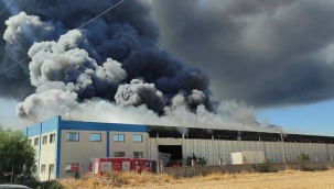 İzmir'de, Armis Yatak fabrikasında yangın çıktı