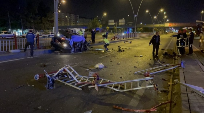 Kayseri'de bir araç korkuluklara çarptı: 2 ölü