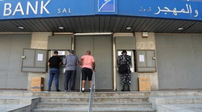Lübnan'da kapanan bankalar tekrar açıldı