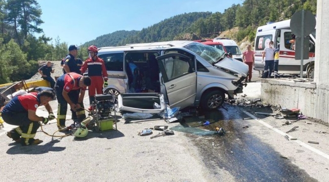 Muğla'da minibüs bariyere çarptı: 2 ölü, 2 yaralı