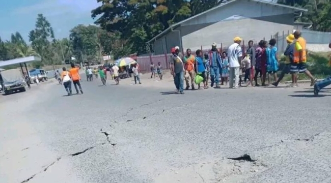 Papua Yeni Gine'de 7,6 büyüklüğünde deprem