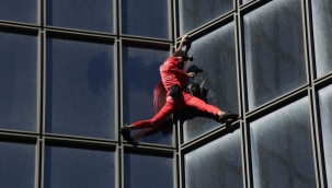 Paris'te 60. yaşını gökdelene tırmanarak kutladı