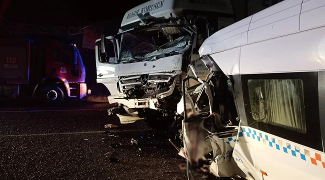 Sivas'ta korkunç kaza: 8 ölü, 9 yaralı