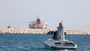 Sivastopol'de bir insansız deniz aracı kıyıya vurdu