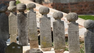 144 yıllık mezar taşında yoksulluktan şikayet