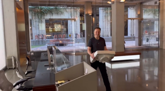 Elon Musk ve lavabosu Twitter Genel Merkezi'nde