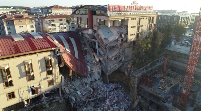 İstanbul'da 3 katlı özel üniversite binası çöktü