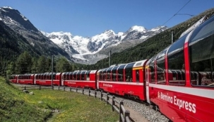 İsviçre'de dünyanın en uzun yolcu treni sefer yaptı