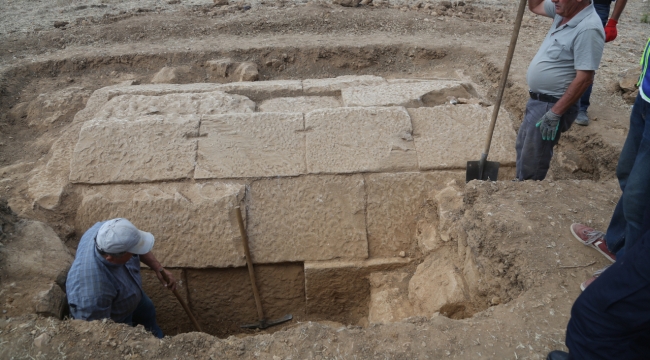 Muğla'da çiftçinin traktörüyle sürdüğü tarlada 2 bin 400 yıllık oda mezara rastlandı
