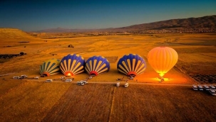 Nevşehir'de turistleri taşıyan balon yere çakıldı
