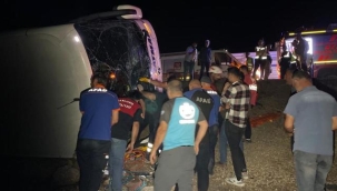 Şanlıurfa'da yolcu otobüsü devrildi: 20 yaralı var