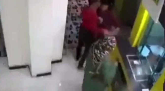 Yemen'de bir kişi banka veznesine el bombası attı